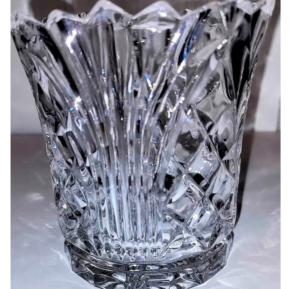 Beautiful Vintage Fifth Avenue 24% Lead Crystal Vase Star Embossed 4.5” x 4"